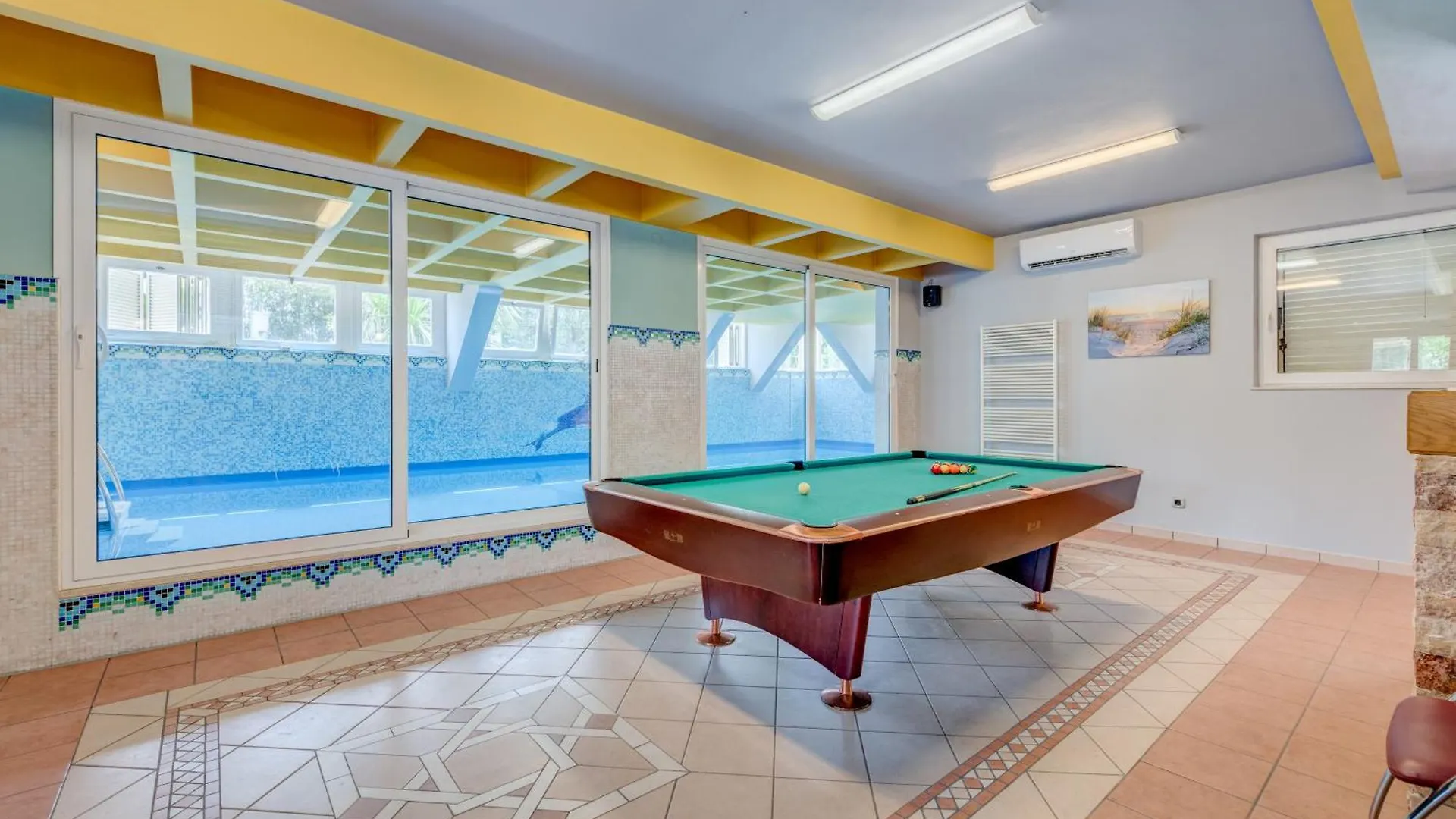 Blue Dolphin Apartment - Private Indoor Pool, Jacuzzi, Garden Сплит