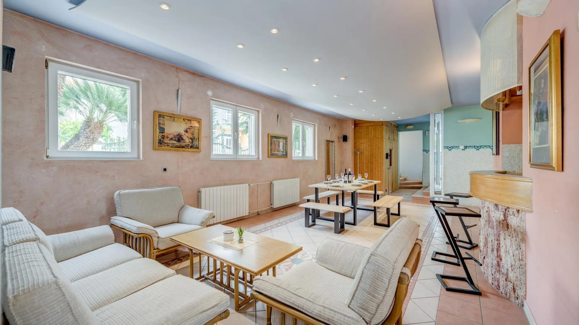 Blue Dolphin Apartment - Private Indoor Pool, Jacuzzi, Garden Сплит