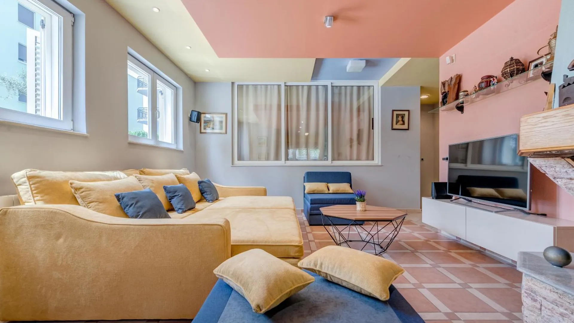Blue Dolphin Apartment - Private Indoor Pool, Jacuzzi, Garden Сплит