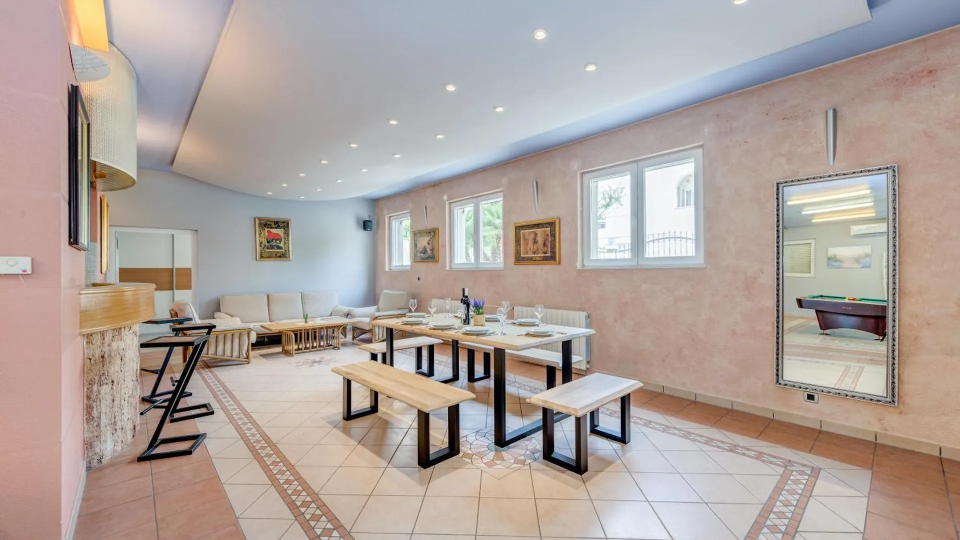 Blue Dolphin Apartment - Private Indoor Pool, Jacuzzi, Garden Сплит Хорватия