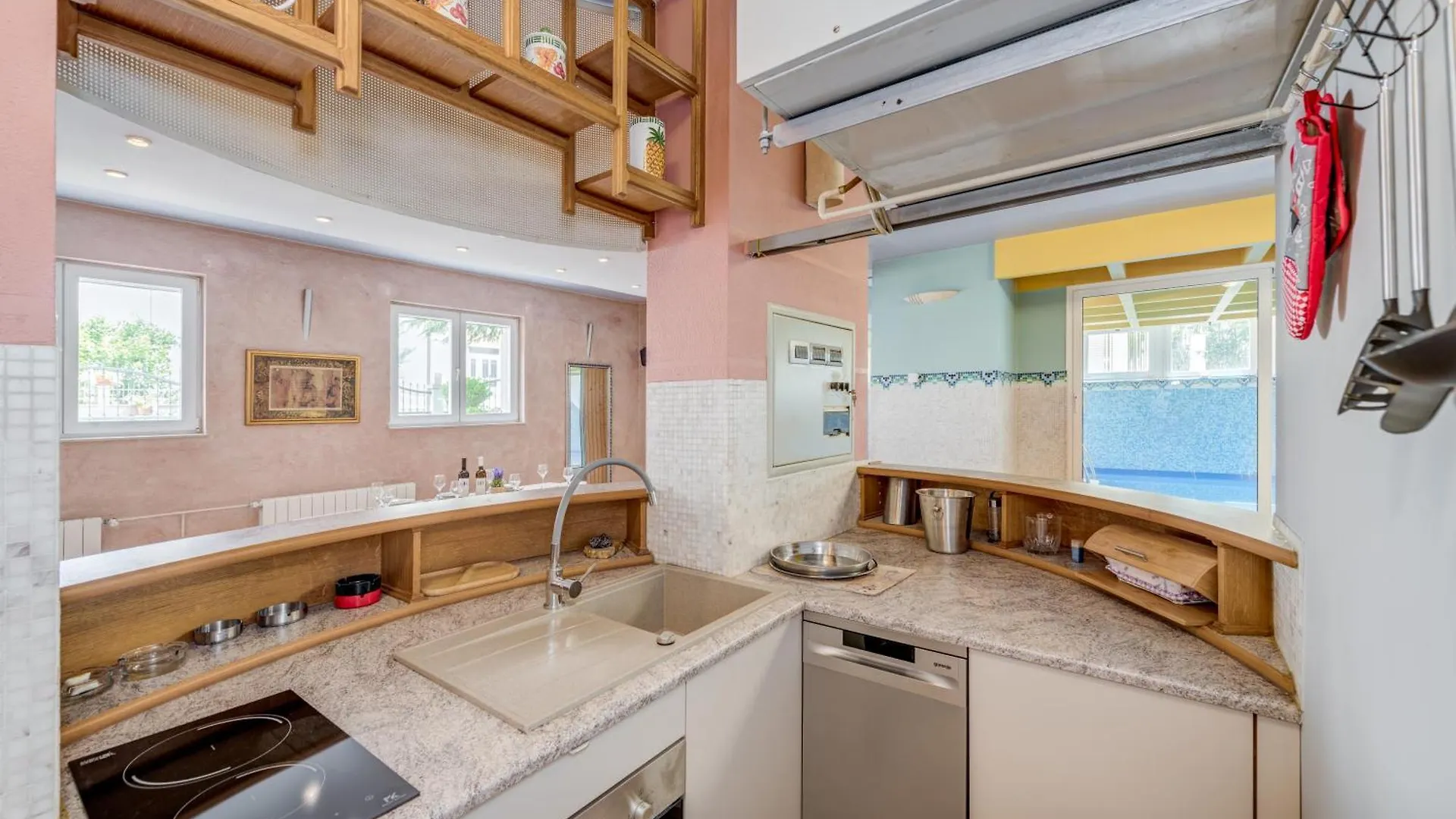 Blue Dolphin Apartment - Private Indoor Pool, Jacuzzi, Garden Сплит 0*,