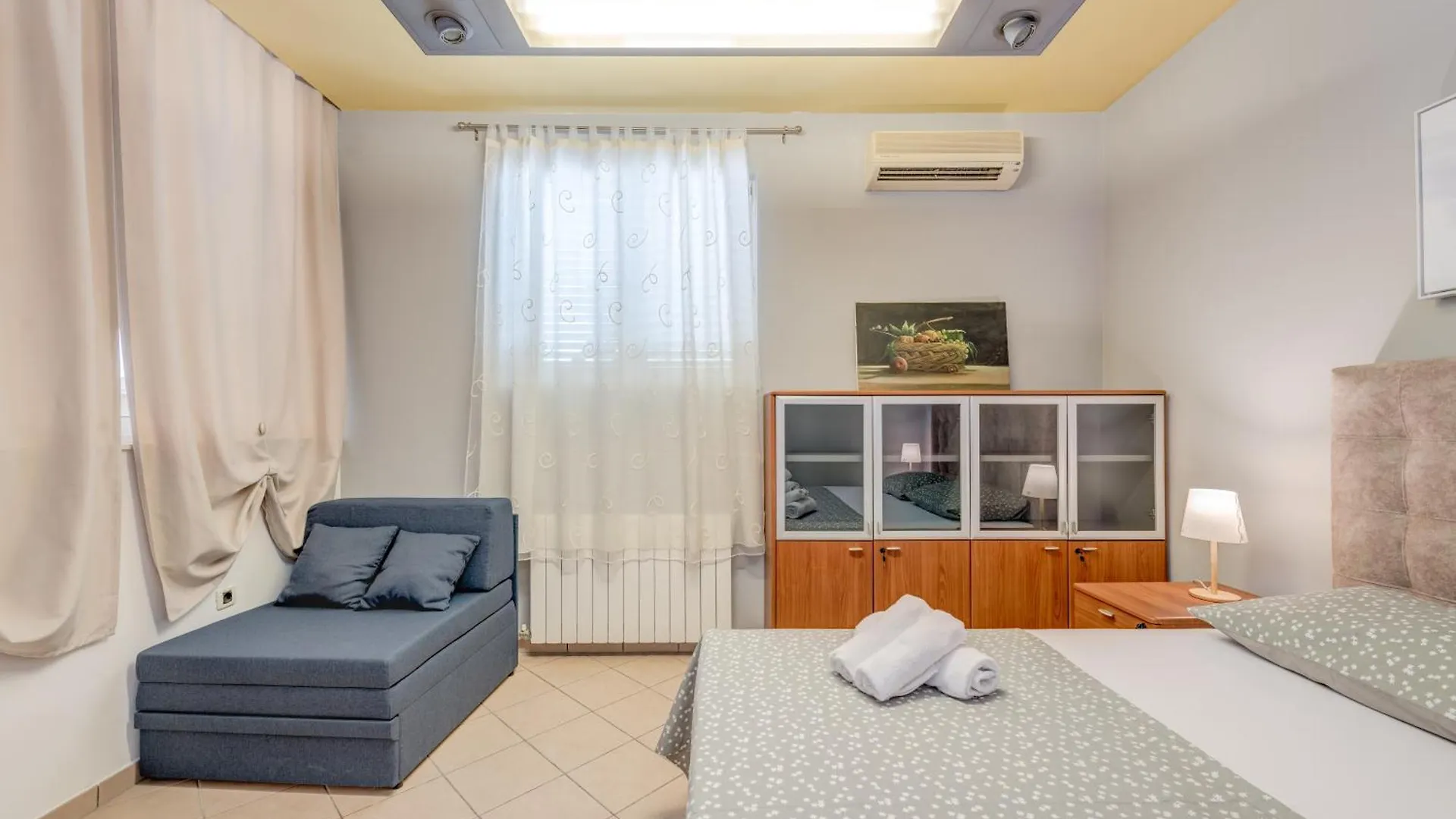 Blue Dolphin Apartment - Private Indoor Pool, Jacuzzi, Garden Сплит